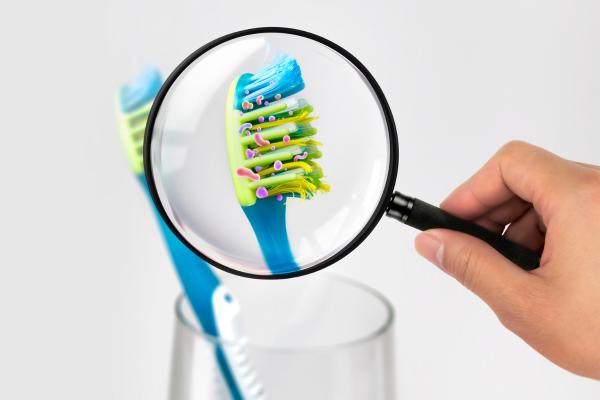 How to clean the toothbrush