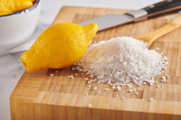 Is it bad to eat lemon with salt