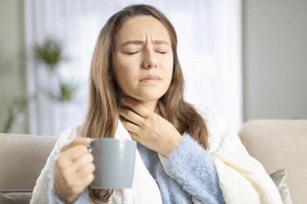 What are plaques in the throat and how to cure them